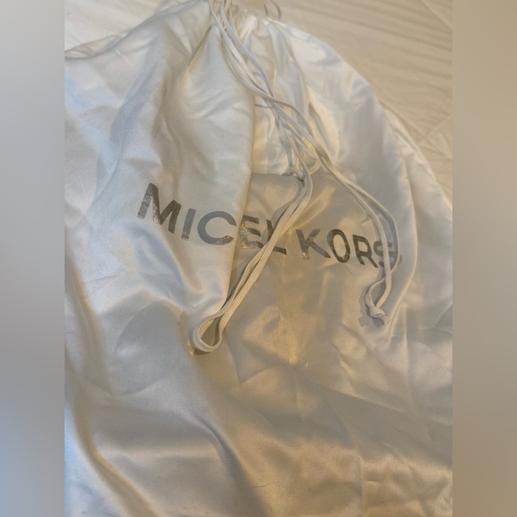 Michael Kors Uptown Astor Black Gold Studded Leather Carryall Large Tote Bag - Picture 9 of 9